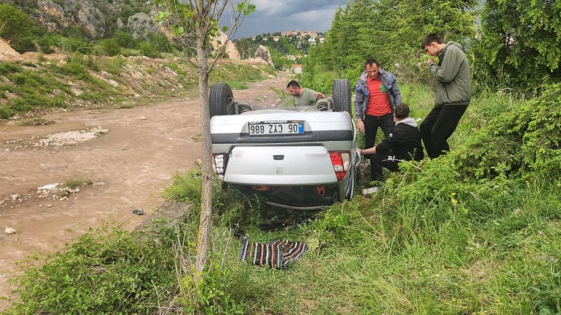 Karabük’te kontrolden çıkan otomobil dere kenarına devrildi: 5 yaralı