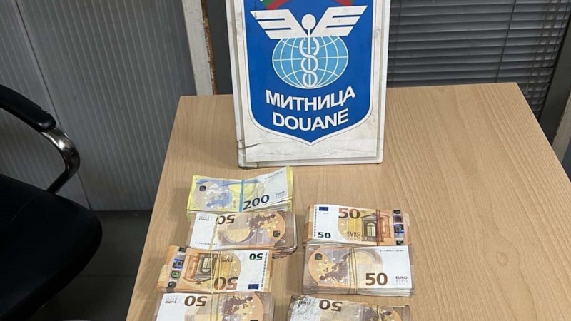 Edirne'ye yurt dışından gelen otobüs ve tırda, 510 bin dolar ve 100 bin euro yakalandı