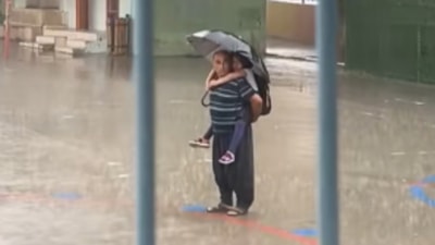 Adana'da sağanak yağışa aldırmadan, torunuyla İstiklal Marşı'nı dinledi