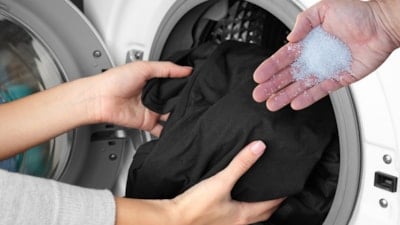 Çamaşır makinesine bir miktar atın, siyahların rengini solmasını önleyin