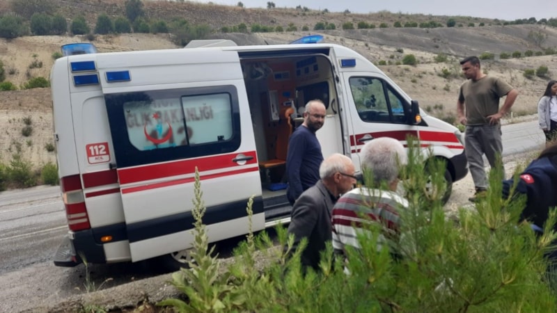 Denizli'de otomobil karşı şeride geçip şarampole uçtu