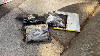 Tokat'ta duman çıkan bataryaları suyla söndürmeye çalıştı