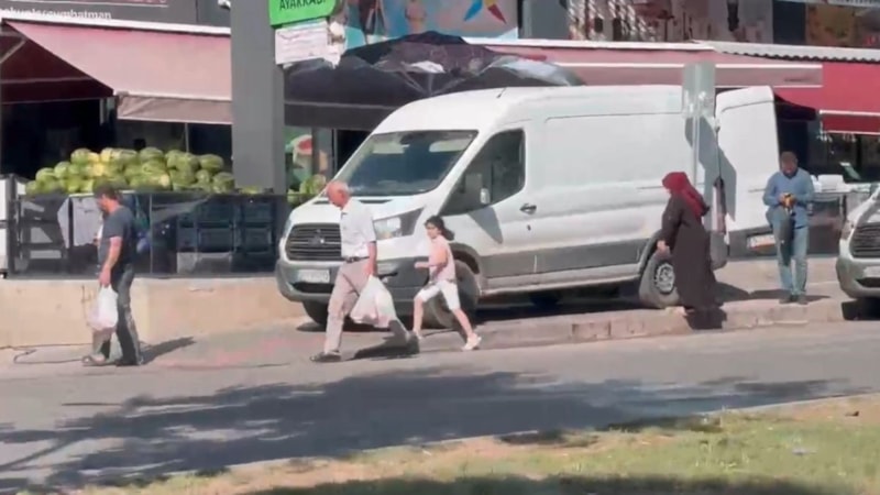 Batman'da market aracının kaldırım işgali tepki çekti