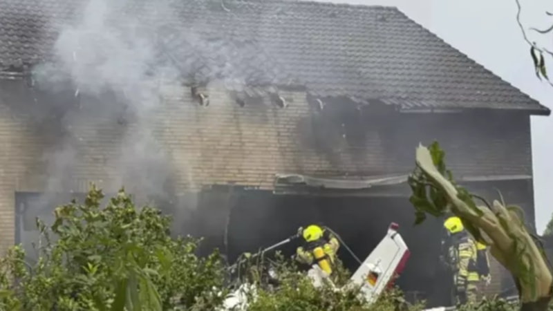 Almanya'da evin üzerine küçük uçak düştü: 2 ölü