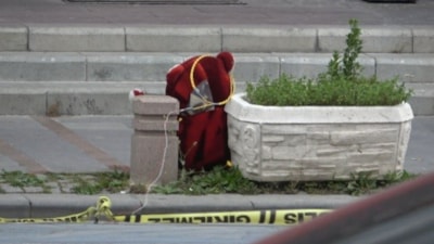 Konya'da kaldırıma bırakılan oyuncak ayı fünye ile patlatıldı