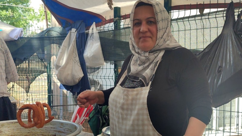 Kahramanmaraş'ta halka tatlısıyla 2 çocuğuna bakıyor