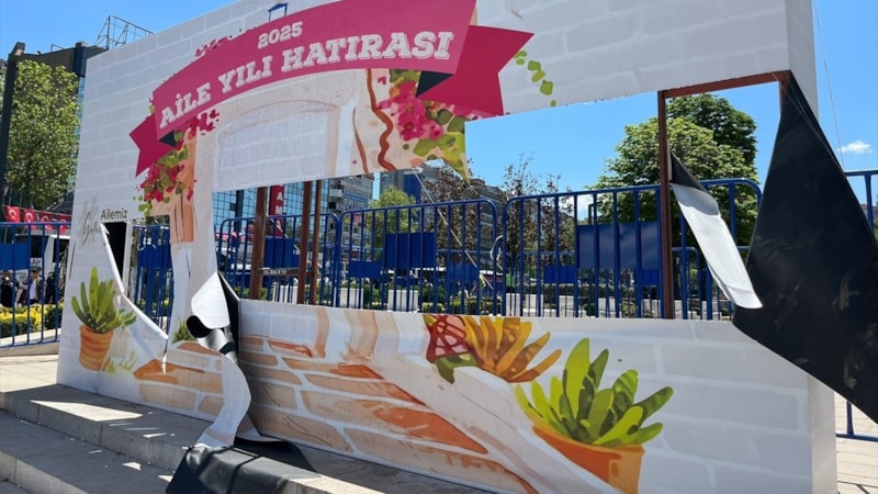 Aile Yılı panosuna zarar veren gençlerle görüşme