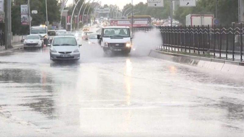 Ankaralılar yaza sağanakla giriş yaptı