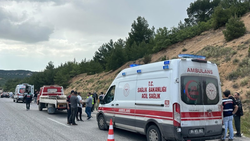 Uşak'ta iki araç çarpıştı: 1'i ağır 7 yaralı