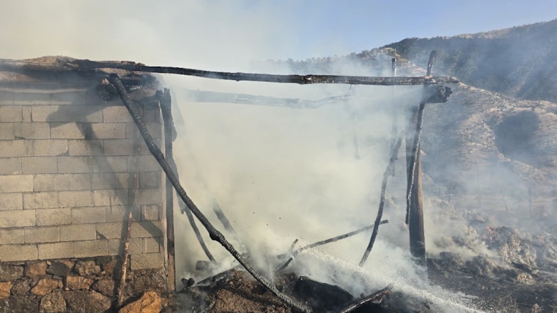 Hakkari'de korkutan yangın: Bin 100 balya ot kül oldu
