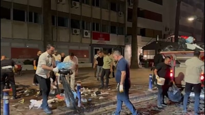 İzmir Büyükşehir Belediye Başkanı Cemil Tugay çöp topladı