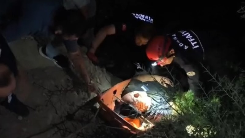 Adana'da uçuruma yuvarlanan otomobildeki 3 kişi yaralandı