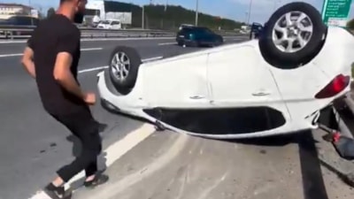 İstanbul'da otomobil takla attı: Yaralılar, yardıma koşan vatandaşa hakaret etti