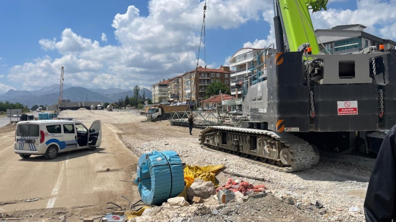Isparta'da vincin kaldırdığı demir yüklü halat koptu: 3 işçi yaralandı