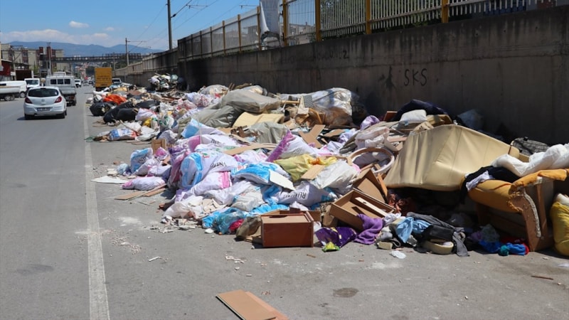 İzmir'de mobilya atıkları da rahatsız ediyor