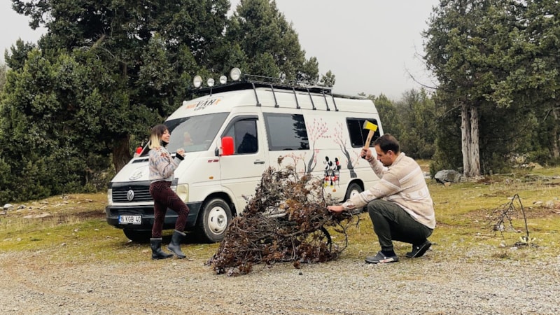 Konya'da evlendikleri gibi işlerini bırakıp karavan hayatına başladılar