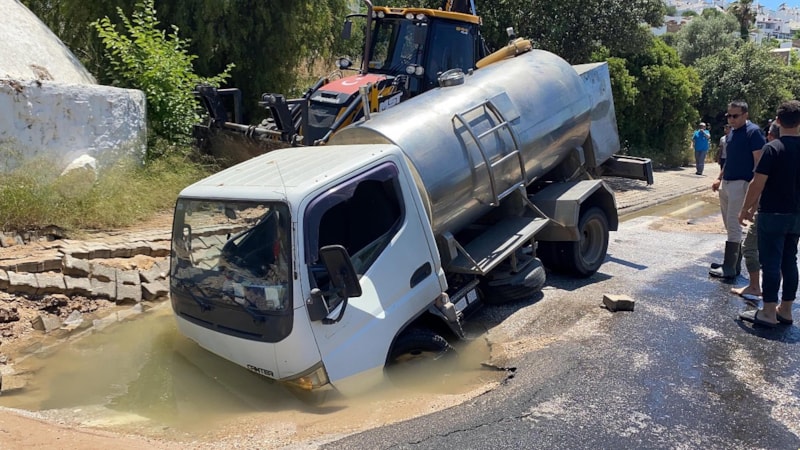 Bodrum’da isale hattı patladı, tanker çukura düştü