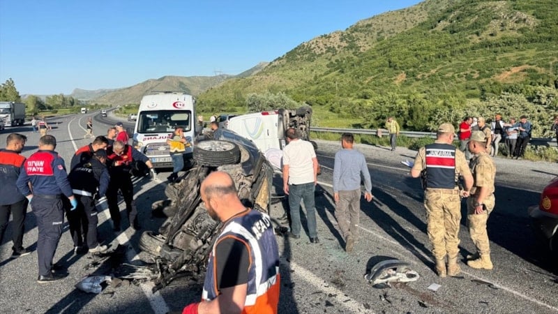Bitlis'te minibüs ile otomobil çarpıştı: 2 ölü