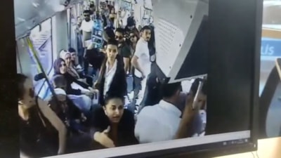 Marmaray'da çocuklu babaya yumruklu saldırı: Yeni görüntüler ortaya çıktı