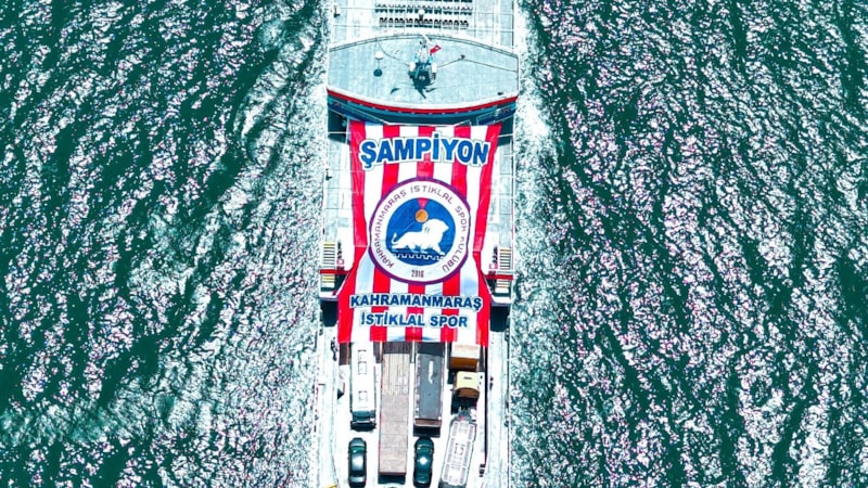 Kahramanmaraş İstiklalspor'un pankartı denizde dalgalandı