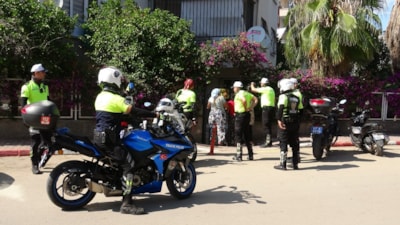 Antalya'da marketten ürün çalıp kıyafetlerine gizleyen kadınlar takside yakalandı