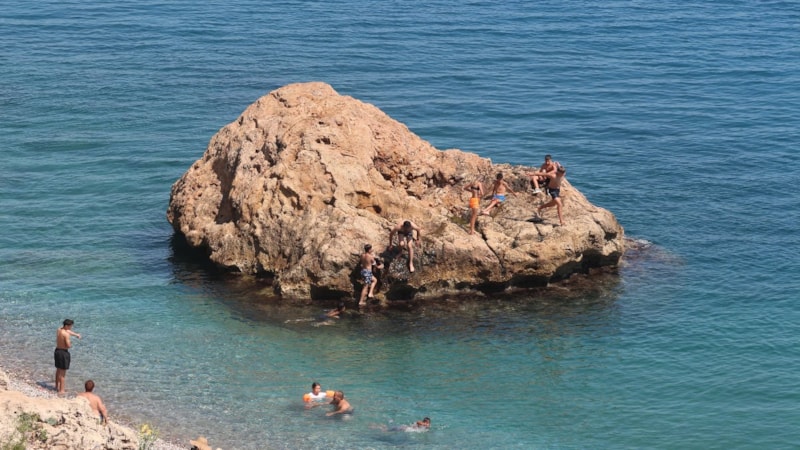 Antalya'da vatandaşlar sahillere akın etti