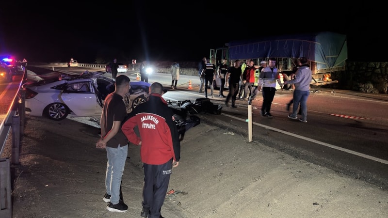 Balıkesir'de kamyona çarpan otomobildeki 2 kişi öldü