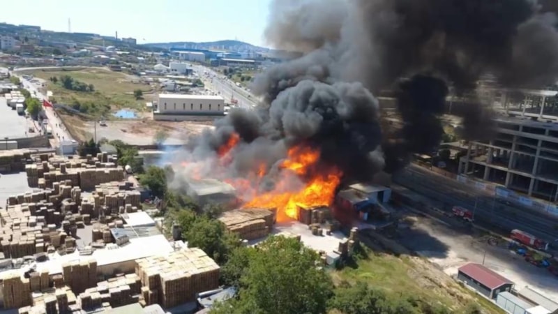 Kocaeli'de palet fabrikasında yangın