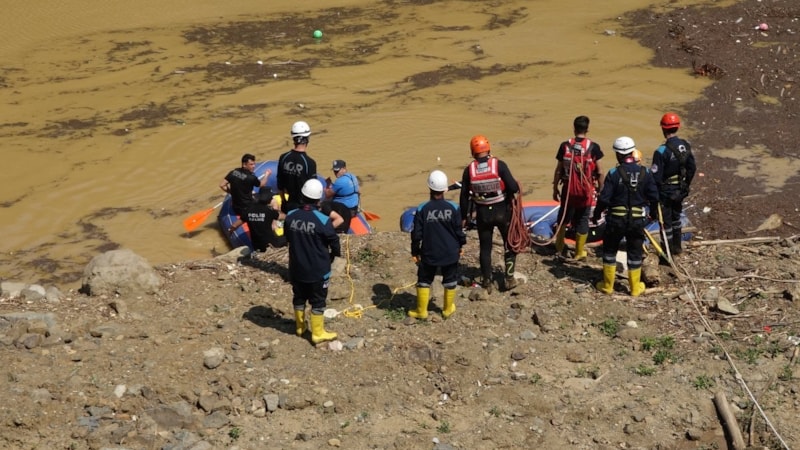 Trabzon'da selde kaybolan kişi, bahçesindeki suyu tahliye ediyormuş