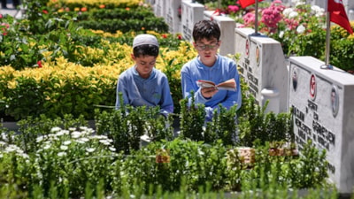 Kurban Bayramı arifesinde şehitlikler ziyaret edildi