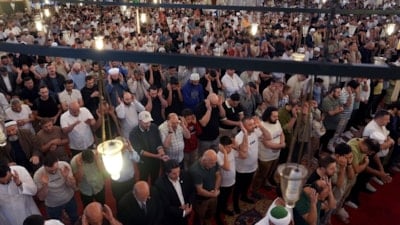 İstanbul'daki camilerde bayram namazı kılındı