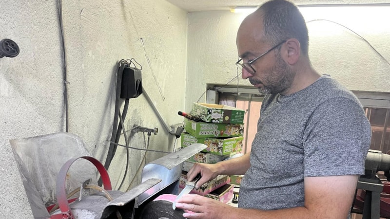 İzmir'in görme engelli bıçakçısı 25 yıldır işini başında