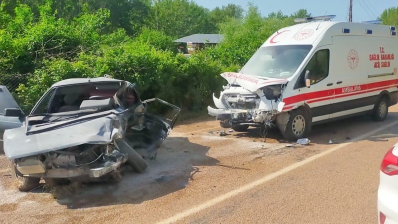 Adana'da ambulans ile otomobil çarpıştı: 1 ölü, 4 yaralı