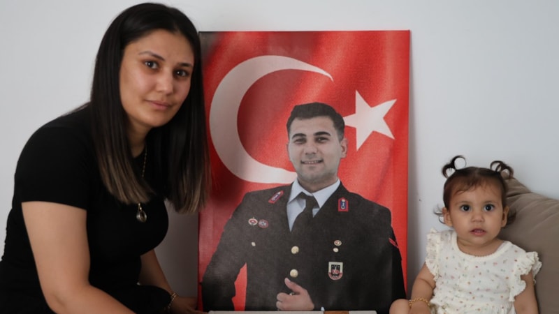 Adana'da duygulandıran hikaye: 13 aylık kızına şehit eşini tanıtmaya çalışıyor
