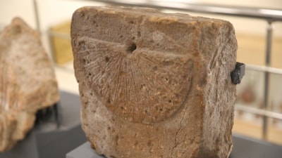 Kars'ta kazılarda bulunan yaklaşık 1000 yıllık güneş saati görücüye çıktı