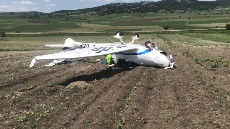 Bilecik'te düşen eğitim uçağı, vinç yardımıyla kaldırıldı