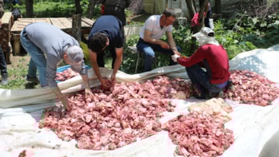 Hakkari'de asırlık gelenek: Kurban eti 200 haneye eşit dağıtıldı