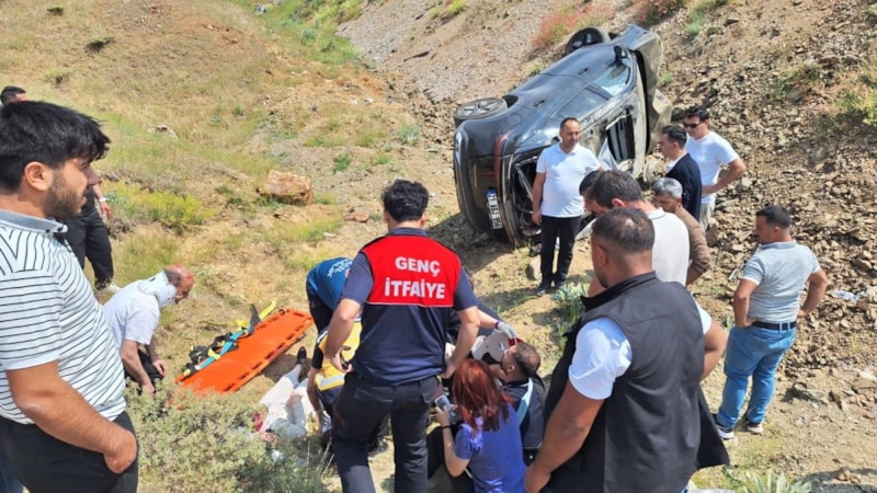 Bingöl'de otomobil şarampole devrildi: 5 yaralı