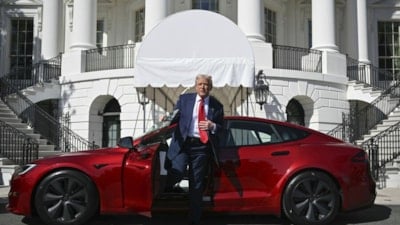 Trump, Musk'ı desteklemek için aldığı kırmızı Tesla'yı satıyor