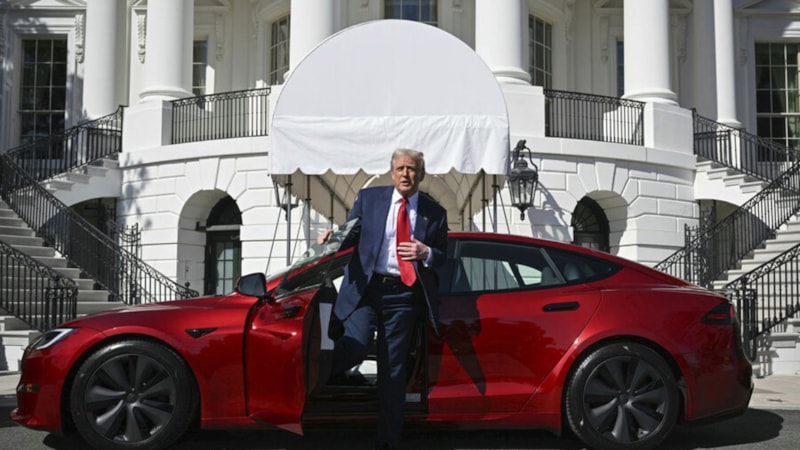 Trump, Musk'ı desteklemek için aldığı kırmızı Tesla'yı satıyor