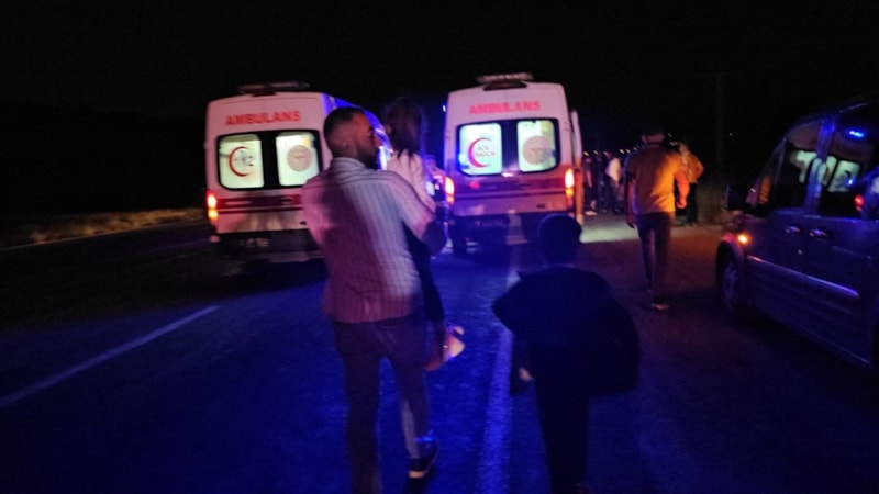 Bitlis'te hafif ticari araç, traktöre çarptı: 7 yaralı