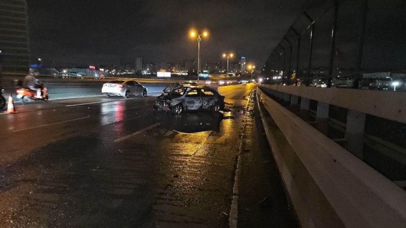 İstanbul'da bariyerlere vuran araç alev alev yandı