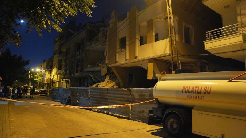 İstanbul'da 6 katlı binada kısmi çökme meydana geldi