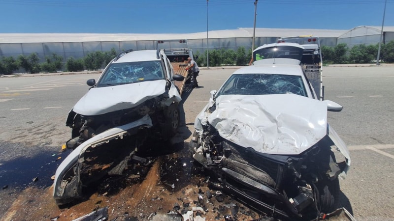 Antalya'da iki araç kafa kafaya çarpıştı: 4 yaralı