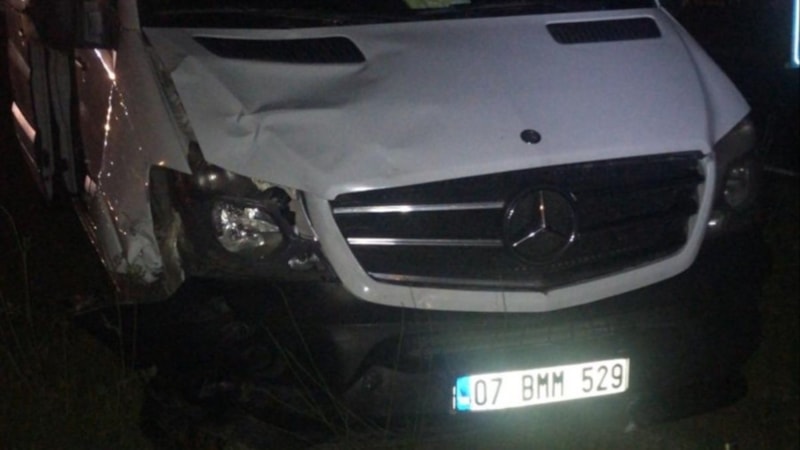 Antalya'da minibüs arkadan çarptı: Motosikletli kadın hayatını kaybetti