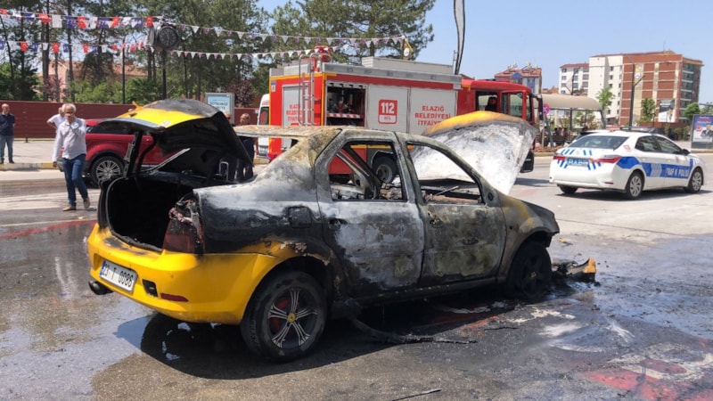 Elazığ’da ticari taksi çakmağın çakılmasıyla bir anda alev aldı