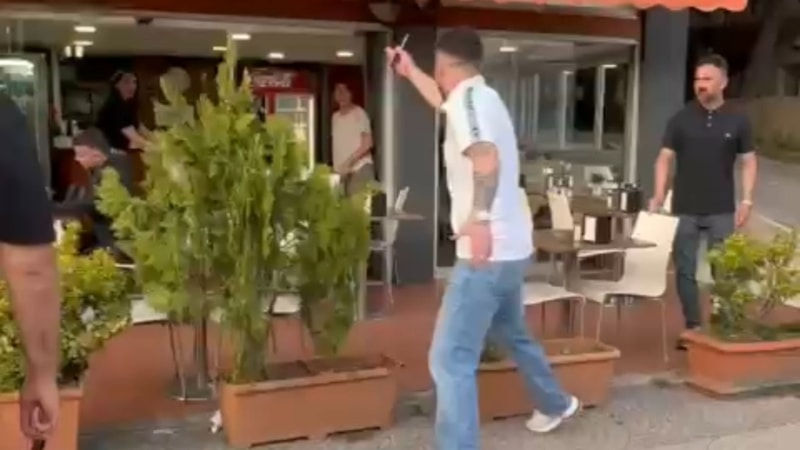 İstanbul'da aracına çarpan sürücüye saldırdı: Tepki gösteren kadını tehdit etti