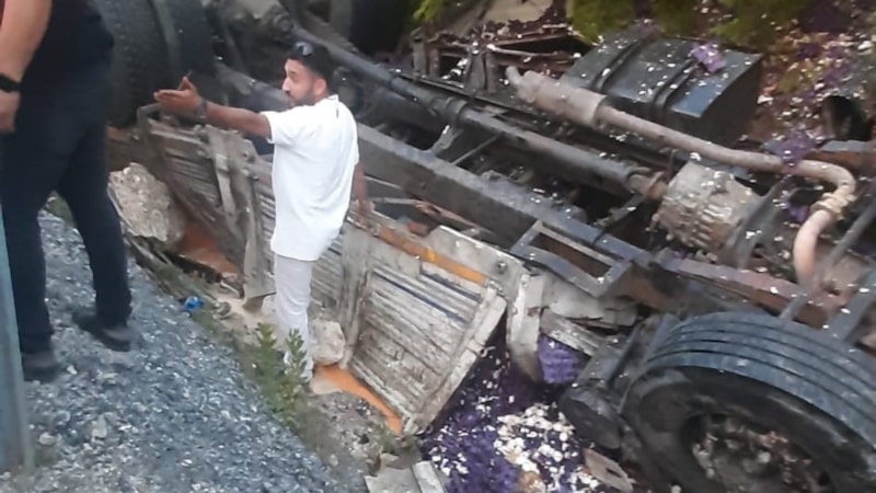 Antalya’da yumurta yüklü kamyon devrildi: 1 ölü