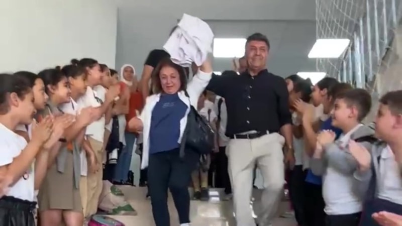 Hatay'da emekliye ayrılan 46 yıllık öğretmene duygusal veda