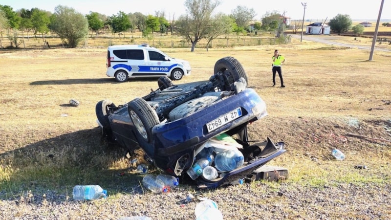 Konya'da yaşlı sürücü virajı alamayınca takla attı: 2 yaralı